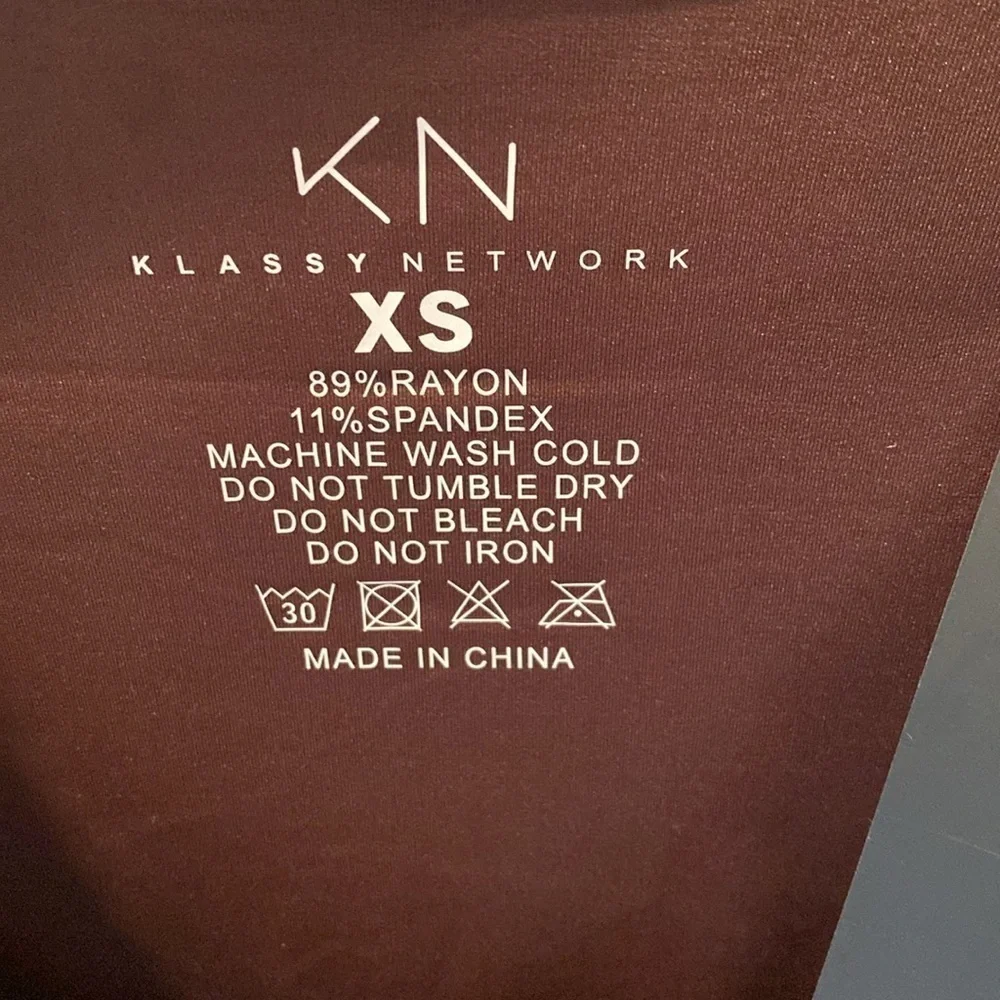 Klassy Network brand new cropped long sleeve shirt built in bra XS extra small - Picture 2 of 6